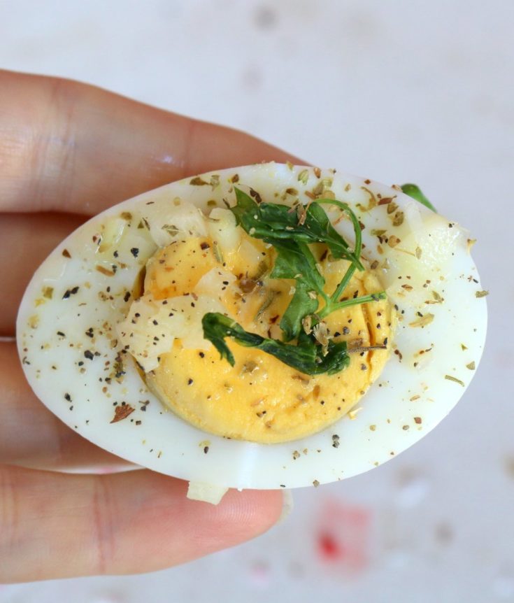 making garlic sauce boiled eggs